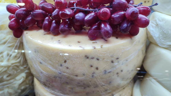 В Самаре в продаже нашли запрещенные сыры и колбасы