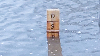 Под Самарой жители возвели дамбу, чтобы спасти свои дома от наводнения