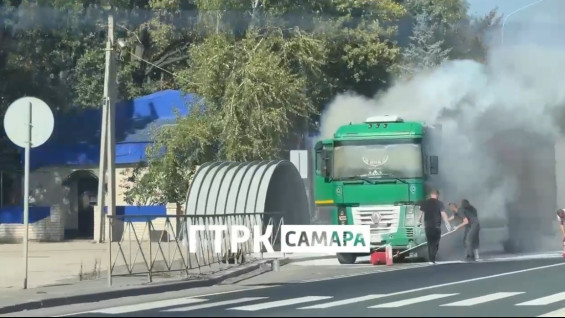 На трассе М-5 под Самарой загорелась фура 27 сентября