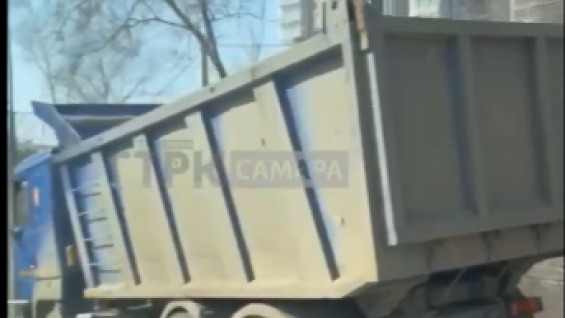 28 марта самосвал снес световую опору и ограждение в Самаре