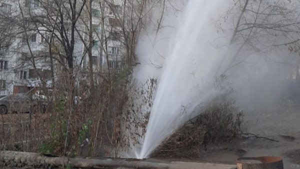 В Самаре 15-метровый фонтан залил машины на Антонова-Овсеенко