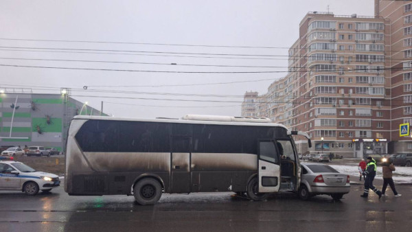 В Тольятти утром 13 декабря легковой автомобиль влетел в автобус 