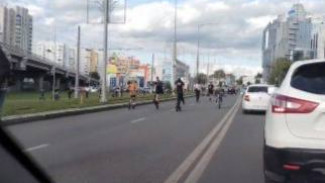 Толпа школьников на электросамокатах, мопедах и питбайках напугала самарцев на Ново-Садовой