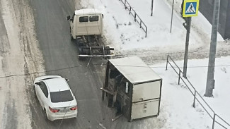 Грузовику сорвало будку на перекрёстке в Самаре