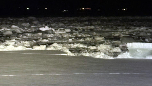 Самарские спасатели сняли со льда Волги 2 человек