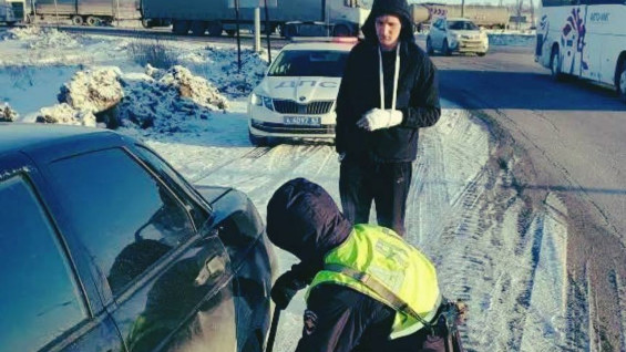 Под Самарой сотрудники ДПС спасли замерзающего водителя со сломанной рукой и ребёнка