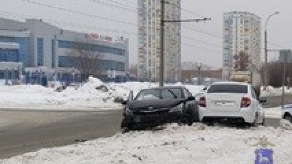 Два человека пострадали в столкновении Lada и Kia в Тольятти
