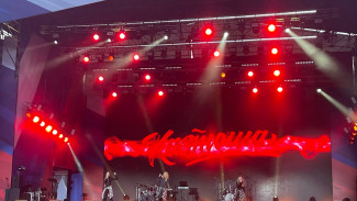 Появились кадры массовых гуляний самарцев в День флага на пл. Куйбышева