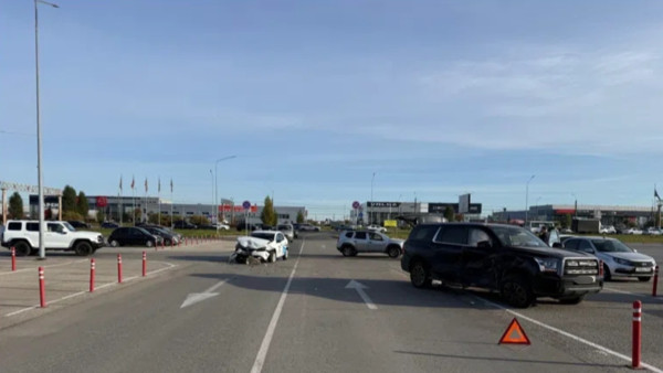 В Самаре на парковке популярного ТЦ столкнулись Haval и Renault