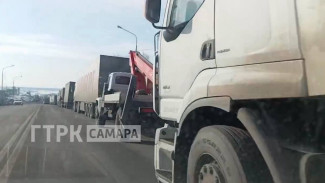 В Самарской области сотни фур встали в гигантской пробке на трассе М-5