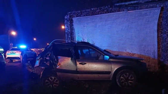 Под Самарой Lada Granta влетела в световую опору: есть пострадавшие