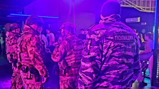 В Самаре полиция и ОМОН ворвались в увеселительное заведение 
