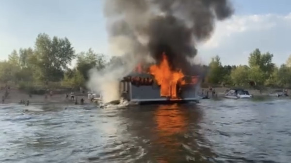 В Самаре горит баня на Волге