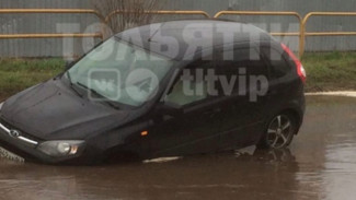 Убрать перископ: в Тольятти автомобиль совершил внеплановое погружение