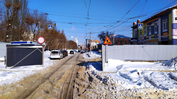 В Самаре жители жалуются на запертый двор у станции метро «Театральная»