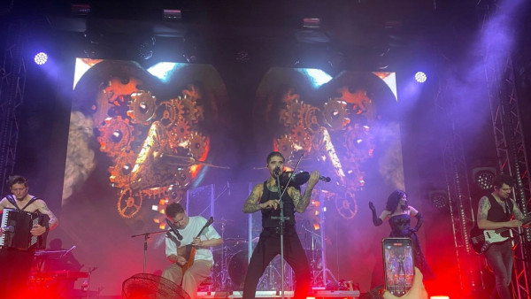 Самарский студент сыграл на балалайке с группой The Hatters