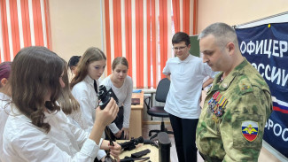 Урок мужества с героем: встреча с ветераном СВО прошла в Самарской общеобразовательной школе №15 имени Н. А. Хардиной