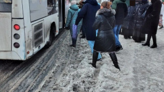 «Жижа и каша!»: В Самаре пассажиры увязли на популярной автобусной остановке