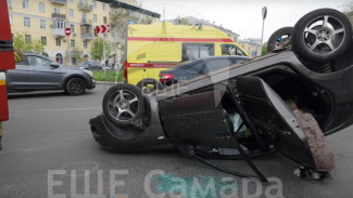 В Самаре LADA Kalina перевернулась на крышу и перекрыла улицу Гагарина