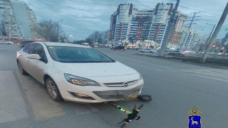 В Самаре Opel Astra сбила 25-летнего парня на электросамокате