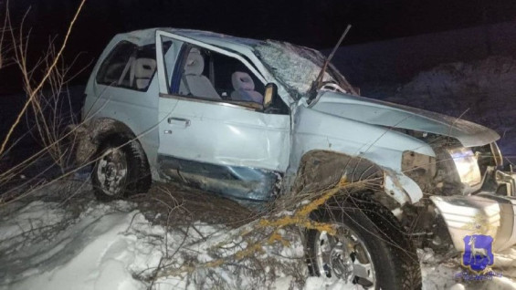 В Самарской области Mitsubishi съехал в кювет: два человека госпитализированы