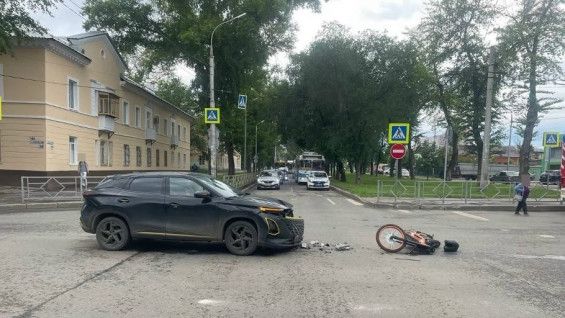В Самаре автоледи на Omoda C5 сбила 17-летнего подростка на питбайке 