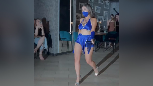 Сексуальная девушка в нижнем белье танцует около стального шеста