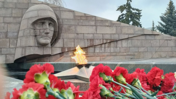 В Самаре возложили цветы к Вечному огню в честь годовщины Курской битвы
