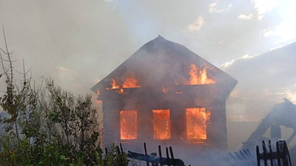 Под Самарой загорелся дом площадью 60 квадратных метров