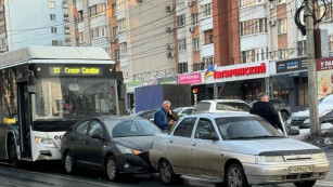 В Самаре три автомобиля столкнулись у парка им. Гагарина