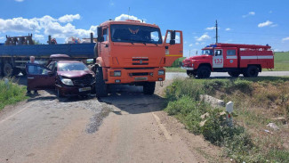 Под Самарой КамАЗ раздавил китайскую легковушку