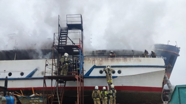 В Самаре дотла сгорел пассажирский теплоход