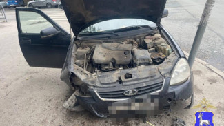 В Самаре "Приора" после столкновения с "Chevrolet" снесла дорожный знак в знак