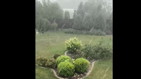 Град размером с горох и ливень накрыли посёлок в Самарской области