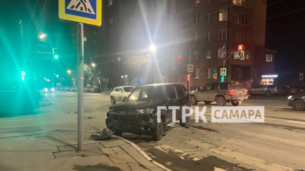 В Самаре внедорожник раскрошил бампер о дорожный знак 