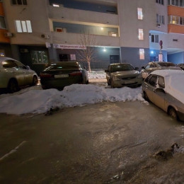 В Самаре на улице Мичурина машины уходят под лед из-за прорыва трубы