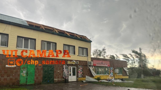 Ураган и торнадо высотой в 1 километр сорвали крышу со школы в Самарской области