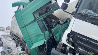 Три большегруза столкнулись в Красноярском районе Самарской области: есть погибший