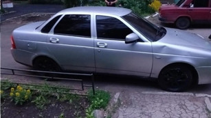 В Самаре водитель Lada Priora сбил двоих пешеходов и сбежал с места ДТП