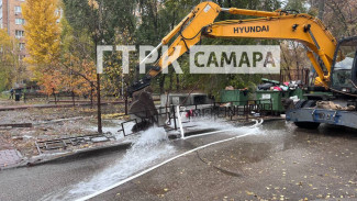 В Самаре на проспекте Ленина забил фонтан высотой с 5-этажный дом