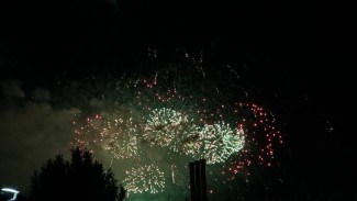 Над Самарой прогремел праздничный салют в честь Дня защитника Отечества 2026