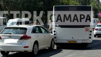 В центре Самары столкнулись автобус и легковой автомобиль