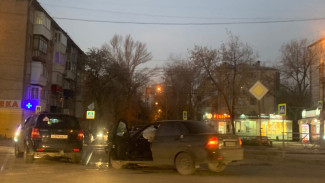 Капот всмятку: в Самаре на улице Антонова-Овсеенко 31 октября произошла жёсткая автоавария
