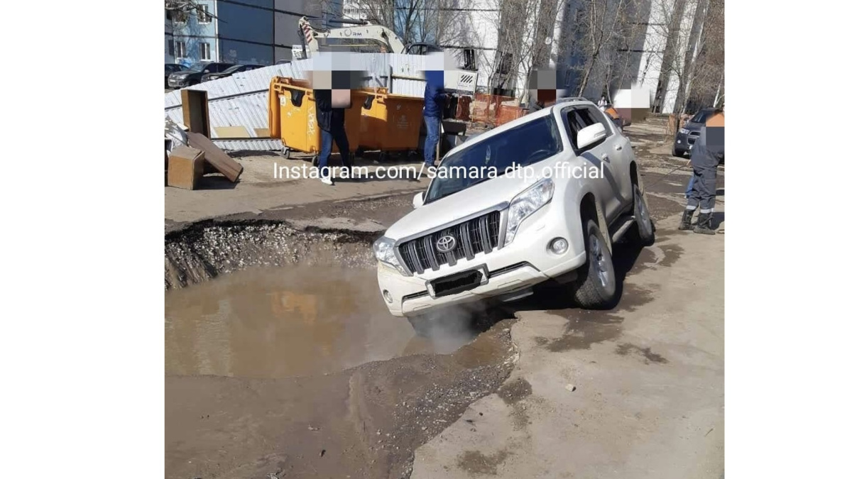 В Самаре на Аминева Land Cruiser Prado провалился в яму на месте порыва  теплосетей – Новости Самары и Самарской области – ГТРК Самара