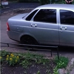 В Самаре водитель Lada Priora сбил двоих пешеходов и сбежал с места ДТП