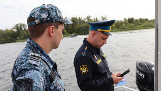 Самарские приставы на Волге помогли владельцу катера на месте оплатить долг