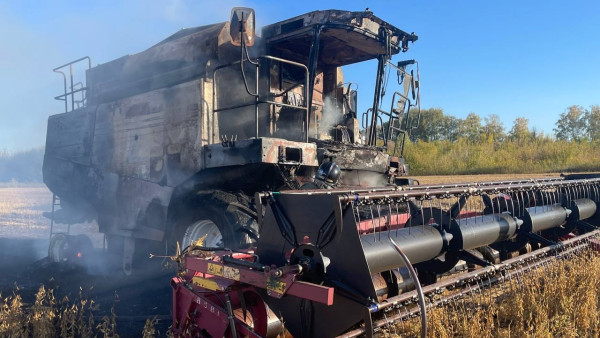 Комбайн вспыхнул во время работы в Самарской области 