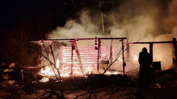 В Безенчукском районе Самарской области потушили горящую баню