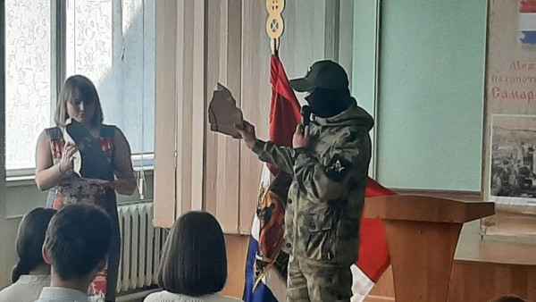 Участник СВО из Самарской области пишет картины на обломках боевых ракет