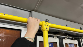 В Самаре автобус №47 снес ограждение и врезался в дерево 